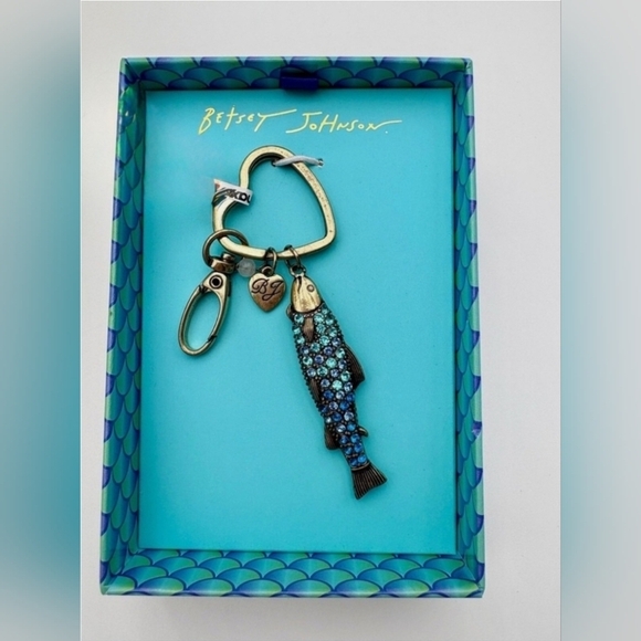 🐠🔹️Betsey johnson🔹️ Blue Sardine  Fish Keychain with Heart Charm In box - Picture 2 of 2